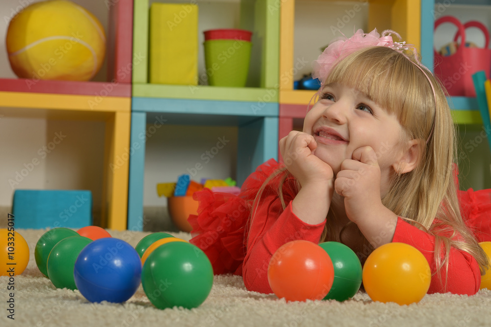 Obraz premium Portrait of little girl playing