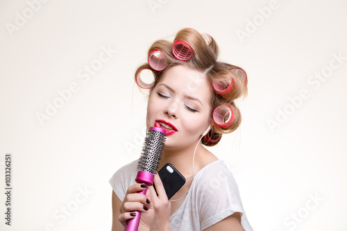 blonde singing woman with closed eyes