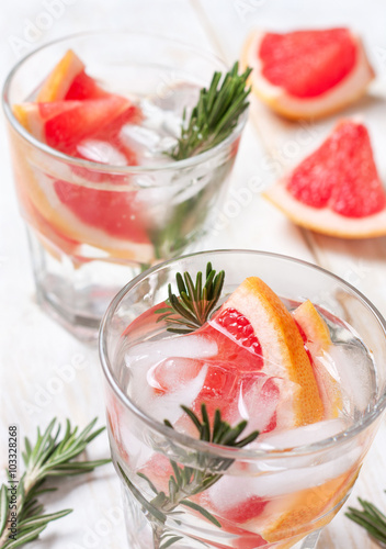 detox water with grapefruit and rosemary