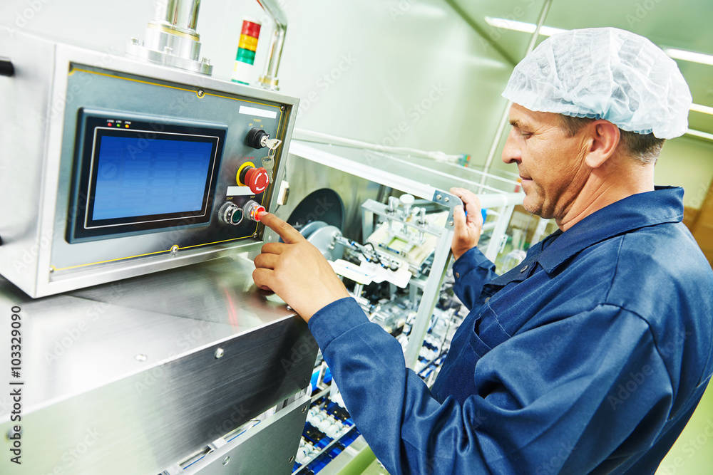 Obraz premium pharmaceutical factory worker