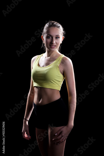 Sportliche Frau im Sport Outfit im dunklen Licht Porträt