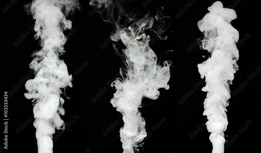 biały dym chmura na czarnym tle