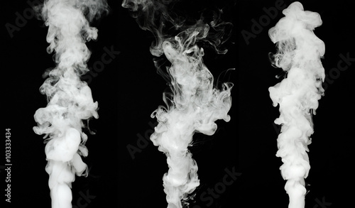 Fototapeta biały dym chmura na czarnym tle