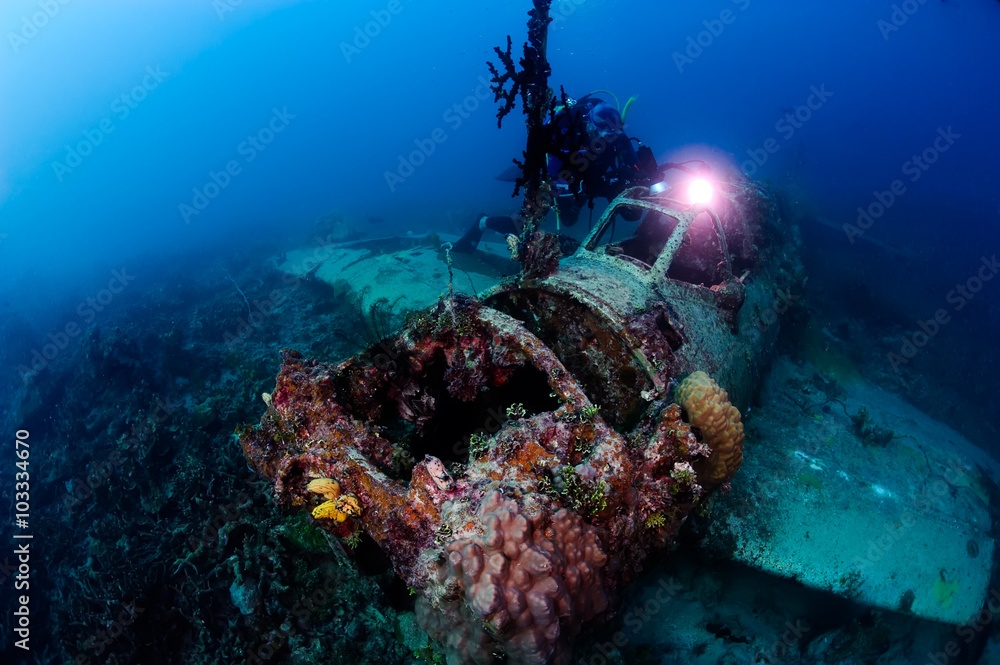 Scuba diver exploring wreck plane in the deep. - obrazy, fototapety, plakaty 