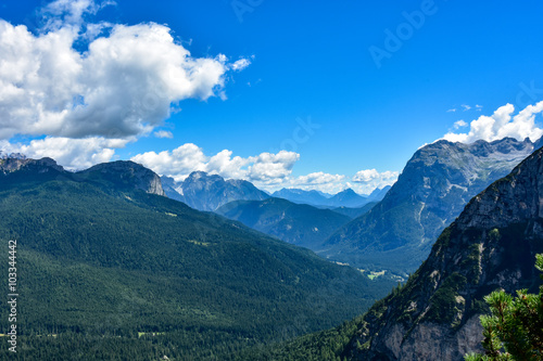 górska dolina z alpejskimi szczytami w tle