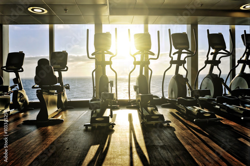 Fotografía elliptical cross trainer in a row in a gym on a cruise liner wit