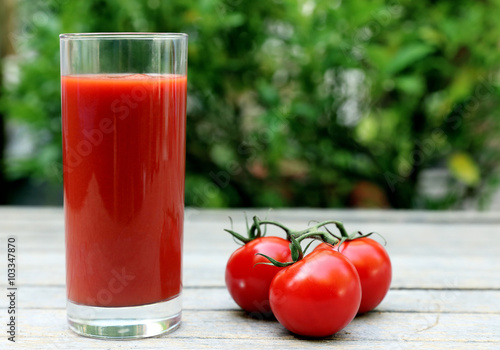 Tomatensaft und rote Tomaten photo