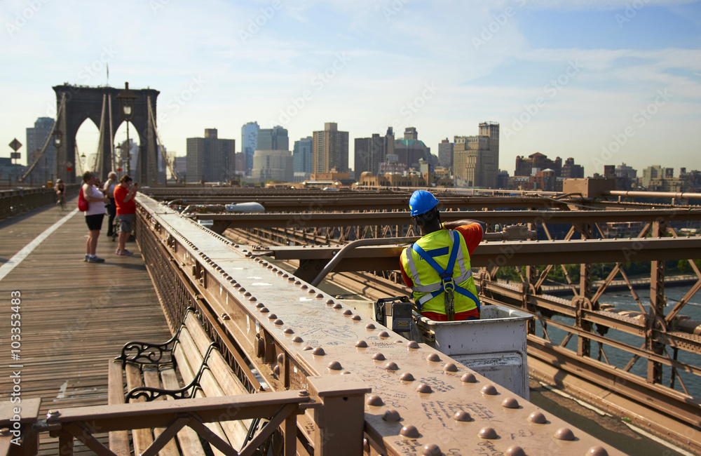Obraz premium Pracownik na Brooklyn Bridge.