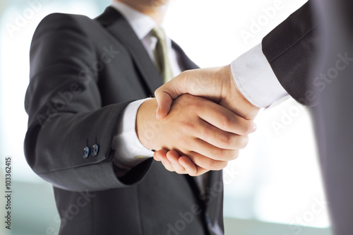 Obraz na płótnie business and office concept - businessman shaking hands each oth w salonie
