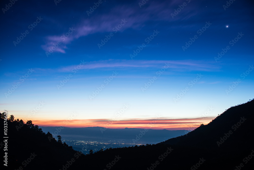 Sunrise over mountain range at Doi Ang Khang, Chiang Mai, Thaila