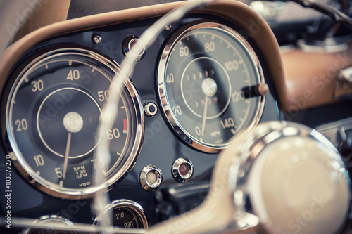 Dashboard of a vintage car © Cla78