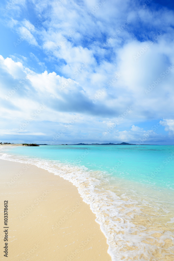 Obraz premium 沖縄の美しい海とさわやかな空