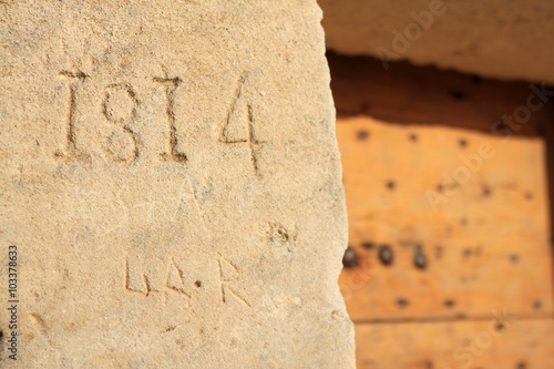 inscription dans la pierre à l'entrée du moulin de Daudet à Fontvieille photo
