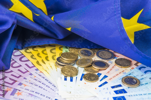 Geld unter Europaflagge