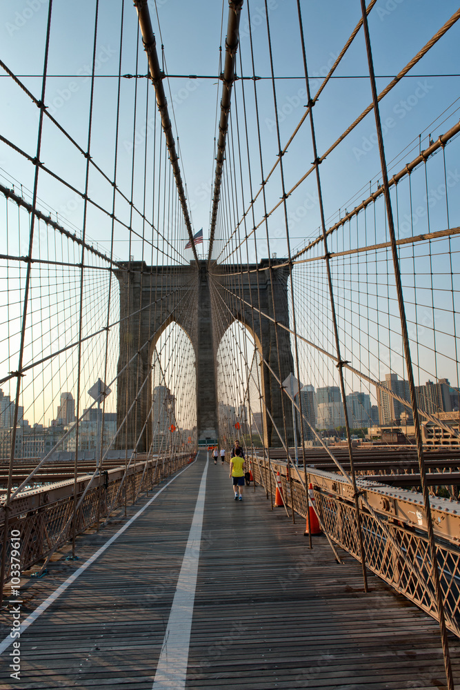 Fototapeta premium Most dla pieszych Brooklyn Bridge o zachodzie słońca