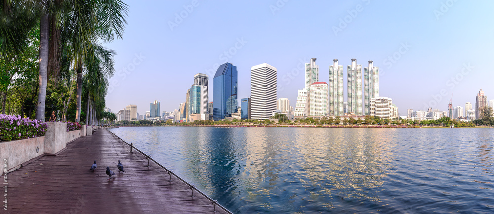 Obraz premium Bangkok panoramę i odbicie wody z miejskiego jeziora latem.