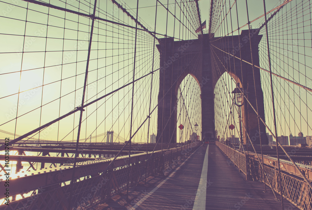 Obraz premium Słynna ścieżka i łuki Brooklyn Bridge o zachodzie słońca