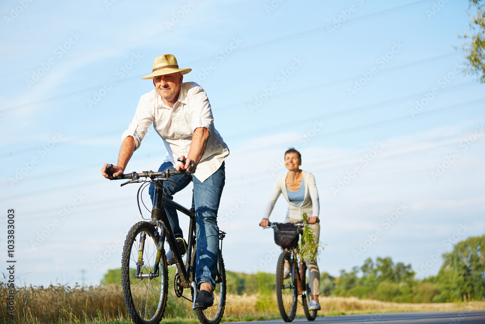 Paar Senioren beim Radfahren mit Fahrrad