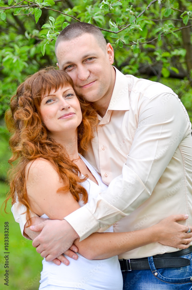 Obraz premium man and woman standing in a spring garden