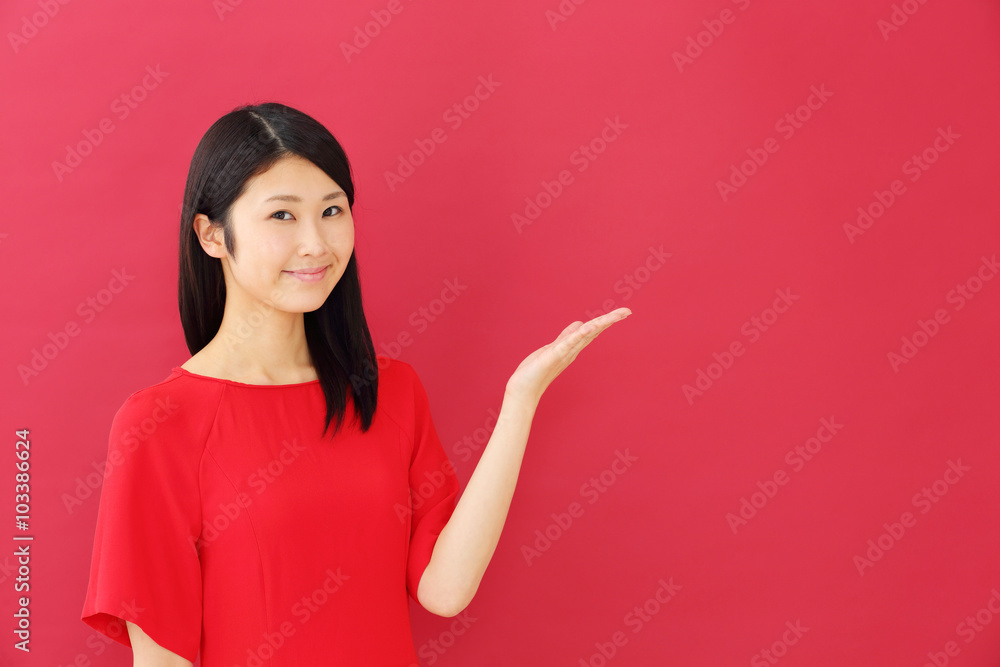 若い女性・赤背景 若い女性・赤背景