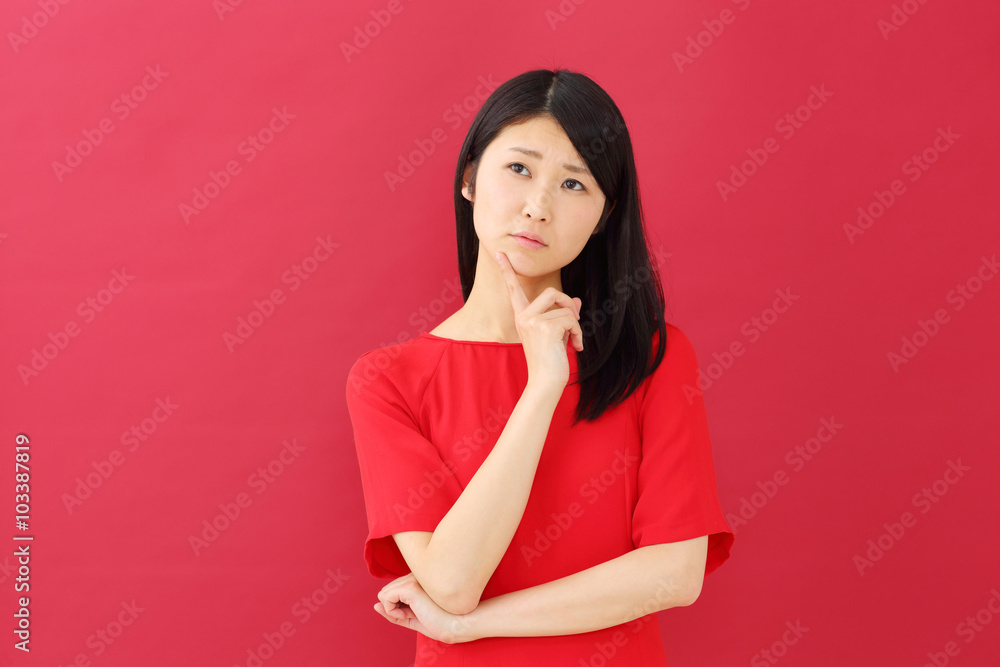 若い女性・赤背景 若い女性・赤背景