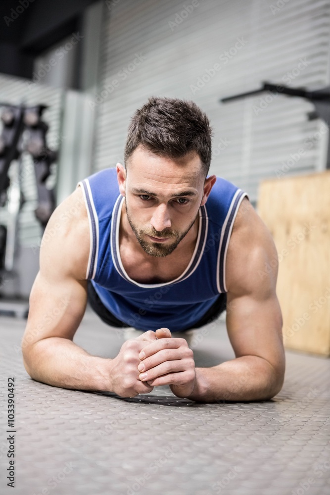 Obraz premium Muscular man planking
