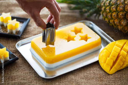 gelée de mangue et noix de coco à l'agar-agar
