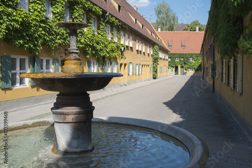 Fuggerei mit Springbrunnen in Augsburg