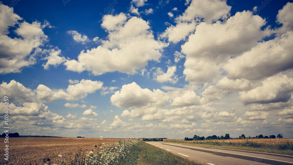 strada di campagna, con nuvole in cielo