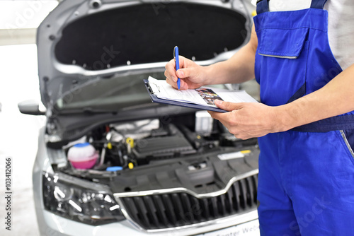 Fotografie Schecktheft - Wartungsdienst in einer Autowerkstatt // Maintenance Services in a