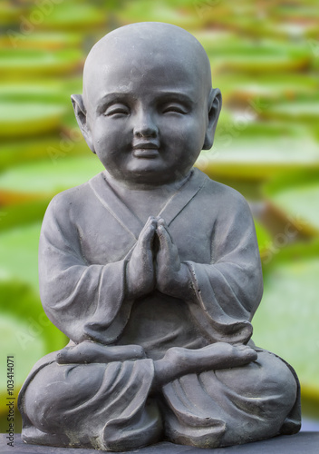 bouddha enfant, fond flore aquatique 