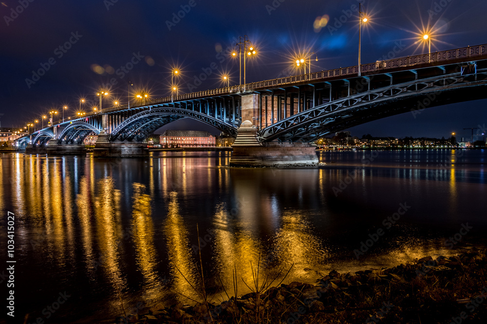 Theodor-Heuss-Brücke bei Nacht
