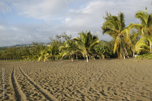 Plage de sable noir à La Réunion