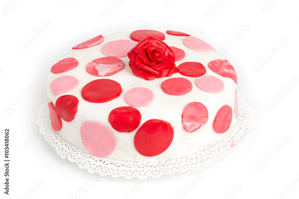 Torta farcita ricoperta e decorata con cerchi e rosellina di pasta di zucchero Torta farcita ricoperta e decorata con cerchi e rosellina di pasta di zucchero