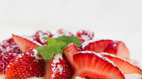 Photo Delicious strawberry shortcake with whipped cream.