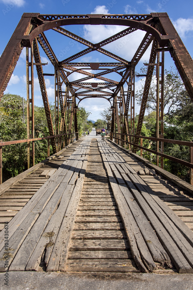 Kuba: Rostige alte Brücke für Autos, LKW, Fahrräder, Taxis - Konzept Transport Konstruktion Technology 