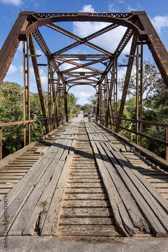 Fototapeta Naklejka Na Ścianę i Meble -  Kuba: Rostige alte Brücke für Autos, LKW, Fahrräder, Taxis - Konzept Transport Konstruktion Technology 