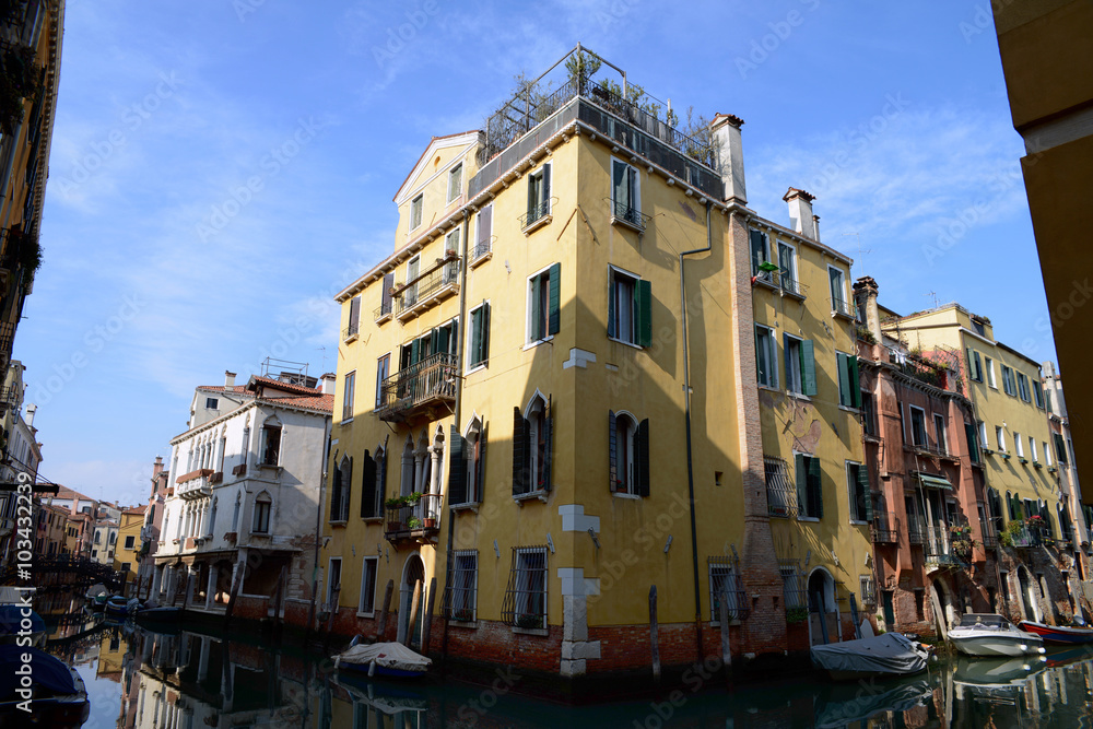 A l'angle d'un canal de Venise