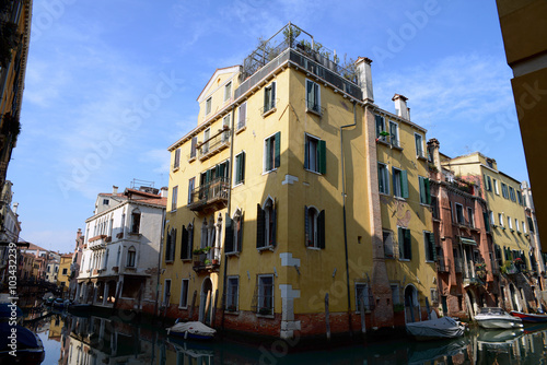 A l'angle d'un canal de Venise © Richard Villalon