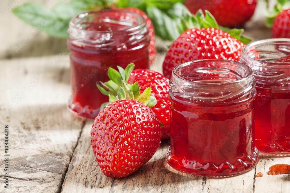Strawberry confiture with whole berries and fresh strawberries o Strawberry confiture with whole berries and fresh strawberries o