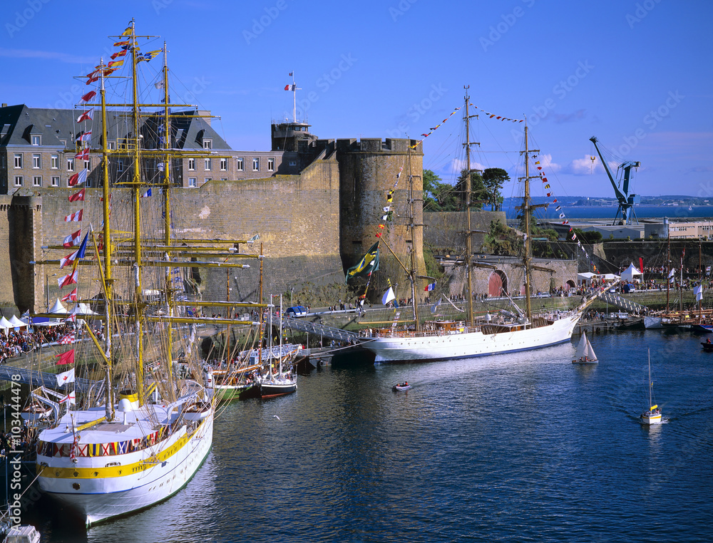 Port et château de Brest, Bretagne 