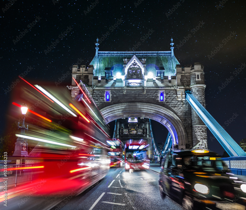 Fototapeta premium Tower Bridge and Traffic Color Mix