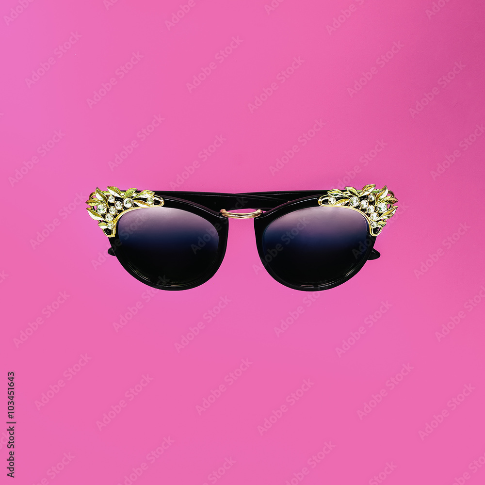 Naklejka premium Rich Lady Chic. Luxury Sunglasses on pink background