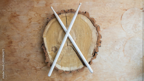 Барабанные палочки на деревянном столе на срезе дуба