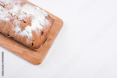 Simple cake with raisins 