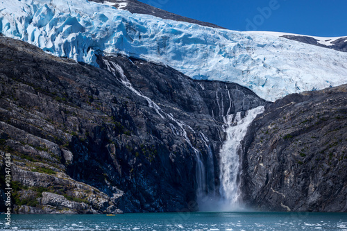 Obraz na plátně Northland Glacier - A kayaker paddles amoung ice burgs in Blackstone Bay to view