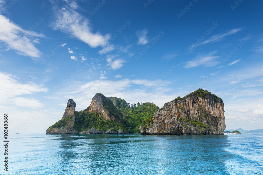 Naklejka premium Tajlandia Kurczak Głowa wyspy klif nad wodą oceanu podczas wycieczki łodzią turystyczną w ośrodku Railay Beach