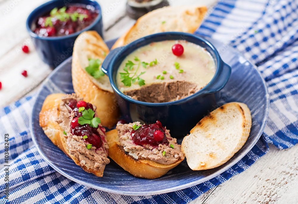 Chicken liver pate with cranberry sauce, served with croutons Chicken liver pate with cranberry sauce, served with croutons