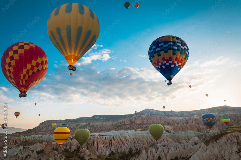 Obraz premium Hot air balloons fly over Cappadocia