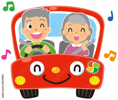 自動車に乗る老夫婦